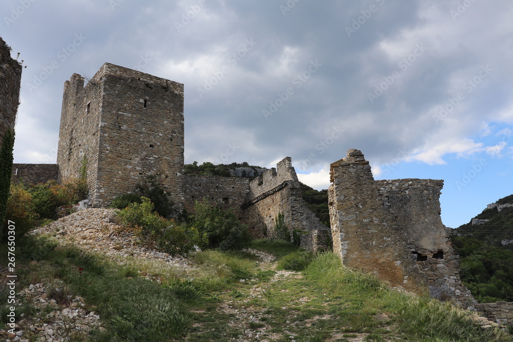Château médiéval de Saint Montan en Ardèche construit au 11 ème siècle