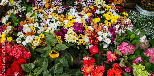 Venda de flores em uma barraca da feira de rua
