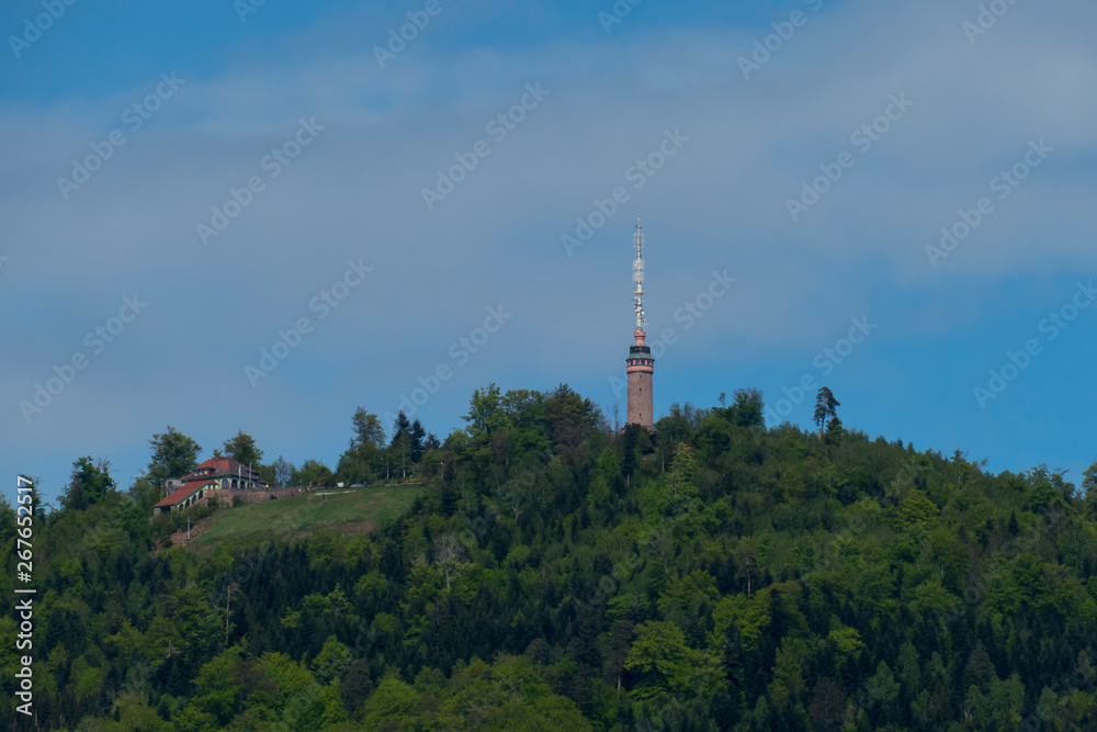 Blick auf den Berg Merkur, mit Aussichtsturm in Baden-Baden 