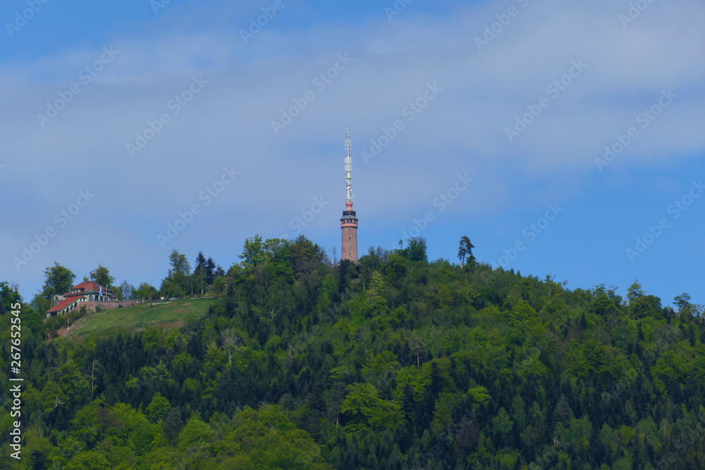 Obraz premium Blick auf den Berg Merkur, mit Aussichtsturm in Baden-Baden 