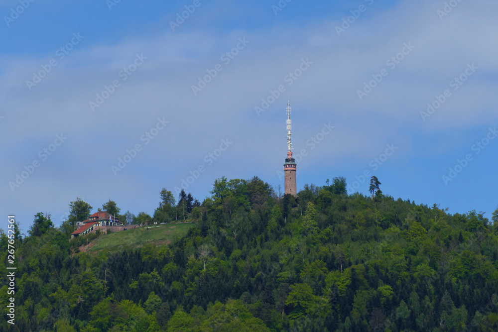 Obraz premium Blick auf den Berg Merkur, mit Aussichtsturm in Baden-Baden 