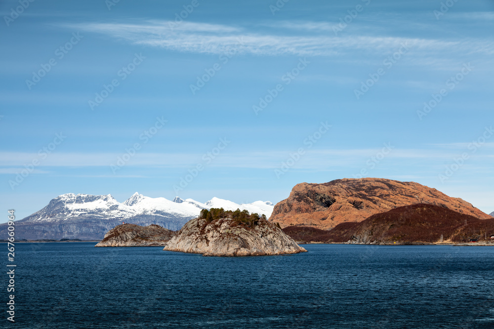 Naklejka premium Unterwegs mit dem Schiff auf einem Fjord in Norwegen