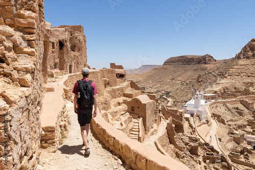 Touriste dans le village berbère de Chenini, Tunisie photo