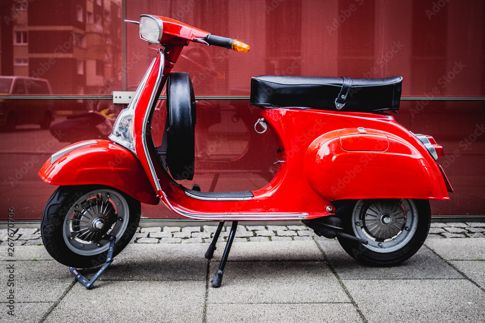 roter roller Stock Photo | Adobe Stock