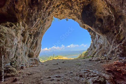 Blick aus der Höhle von Nestor auf Gialova Beach, Navarino, Peloponnes, Griechanland