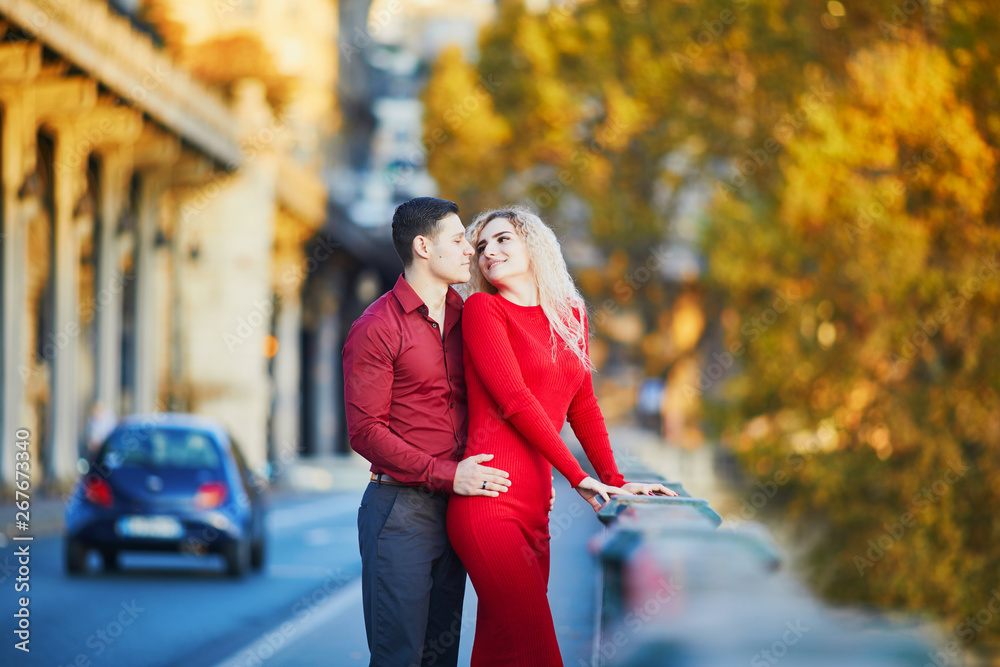Fototapeta premium Romantic couple on Bir-Hakeim bridge in Paris, France