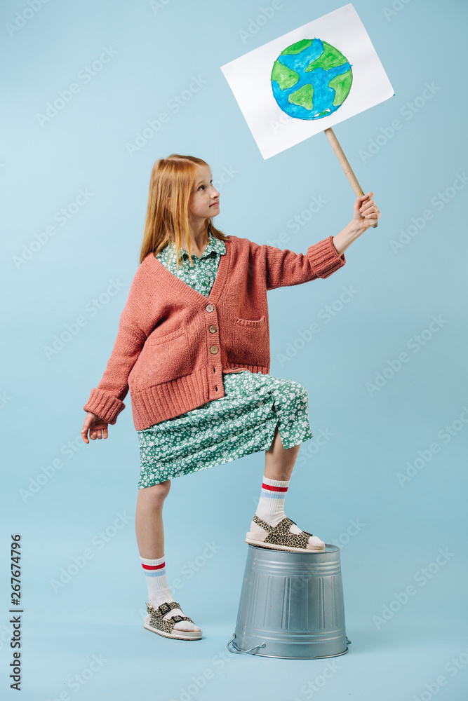 Φωτογραφία Teenage girl holding planet earth sign in support of zero waste movement