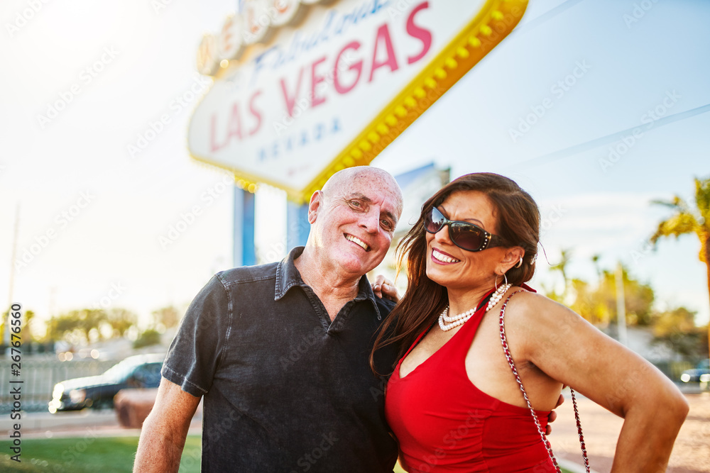 Φωτογραφία mature tourist couple posing in front of welcome to las vegas sign
