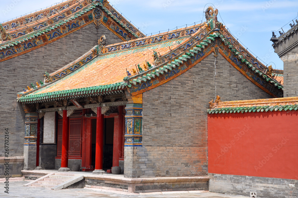 Obraz premium Zuoyi (Left) Gate beside the Chongzheng Hall in Shenyang Imperial Palace (Mukden Palace), Shenyang, Liaoning Province, China. Shenyang Imperial Palace is UNESCO world heritage site built.
