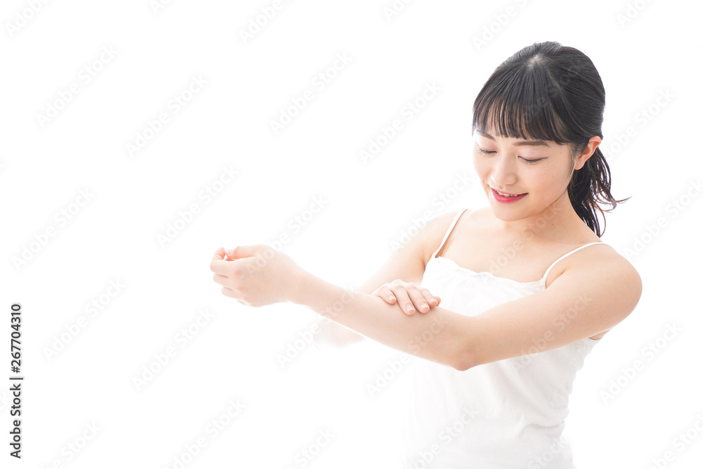 クリームを塗る若い女性 クリームを塗る若い女性