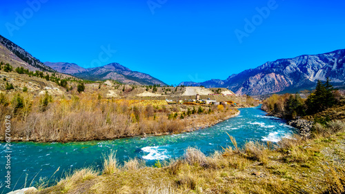 Obraz na plátně The clear turquoise waters of the Cayoosh Creek just before it runs into the Fra