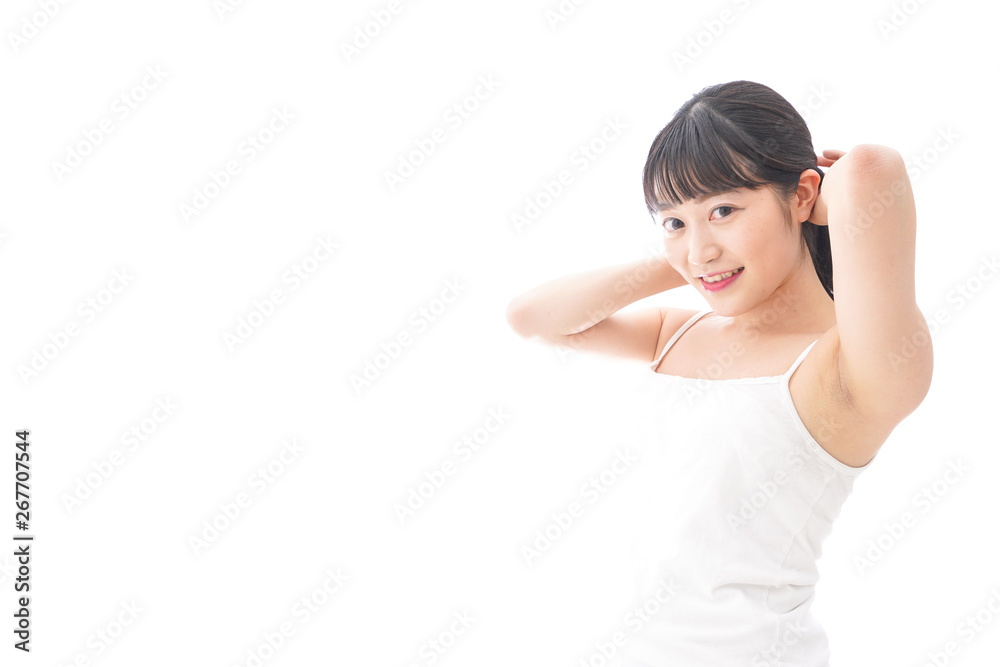 ヘアケアをする若い女性 ヘアケアをする若い女性