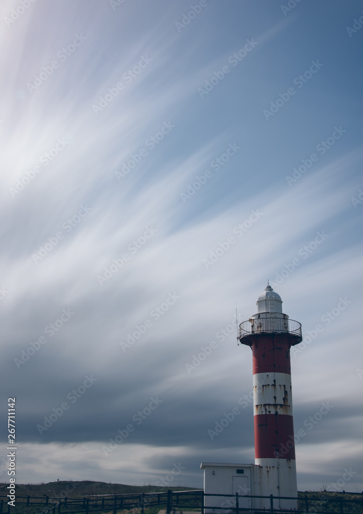 はまなすの丘公園の灯台と雲（Lighthouse and clouds in Hamanasu Hill Park）