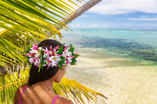Fotografia Hawaii beach woman luau dancer relaxing wearing wreath of fresh flowers on Tahiti Bora Bora, French Polynesia