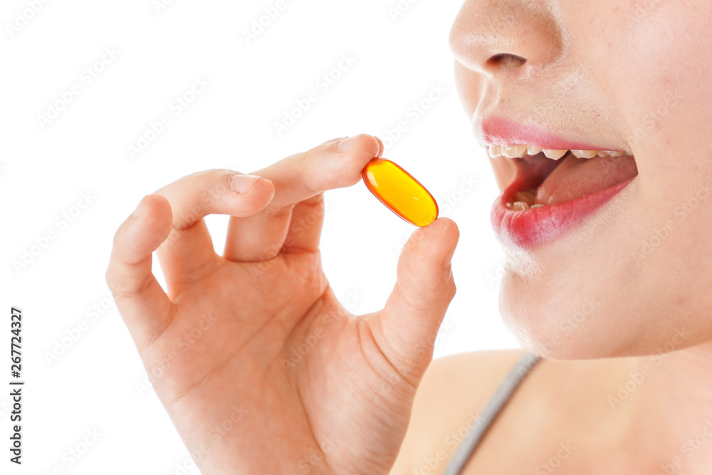 薬・サプリメントを服用する若い女性