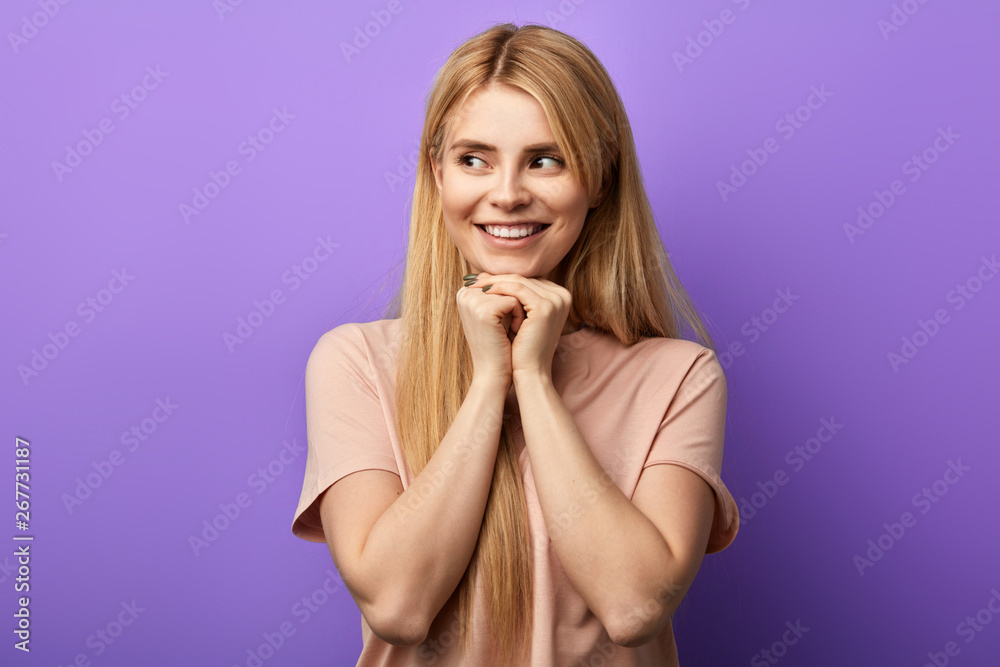 happy cunning girl with fists on chin, and dreams or thinks.close up photo. I have a great idea. blonde woman in beige T-shirt looking aside.positive girl looking forward somebody happy cunning girl with fists on chin, and dreams or thinks.close up photo. I have a great idea. blonde woman in beige T-shirt looking aside.positive girl looking forward somebody