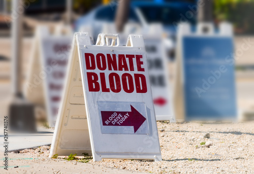 Obraz na plátne Donate Blood written on a sandwich board sign