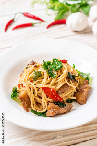 stir-fried spaghetti with chicken and basil