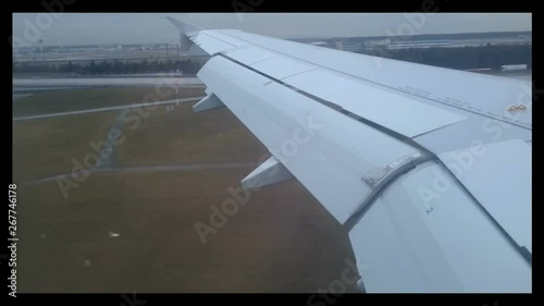 Blick aus einem Flugzeug auf die Tragfläche photo