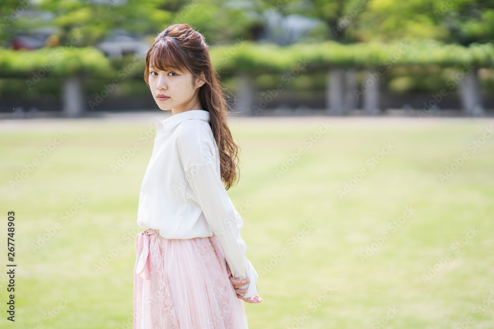 公園の女性 公園の女性