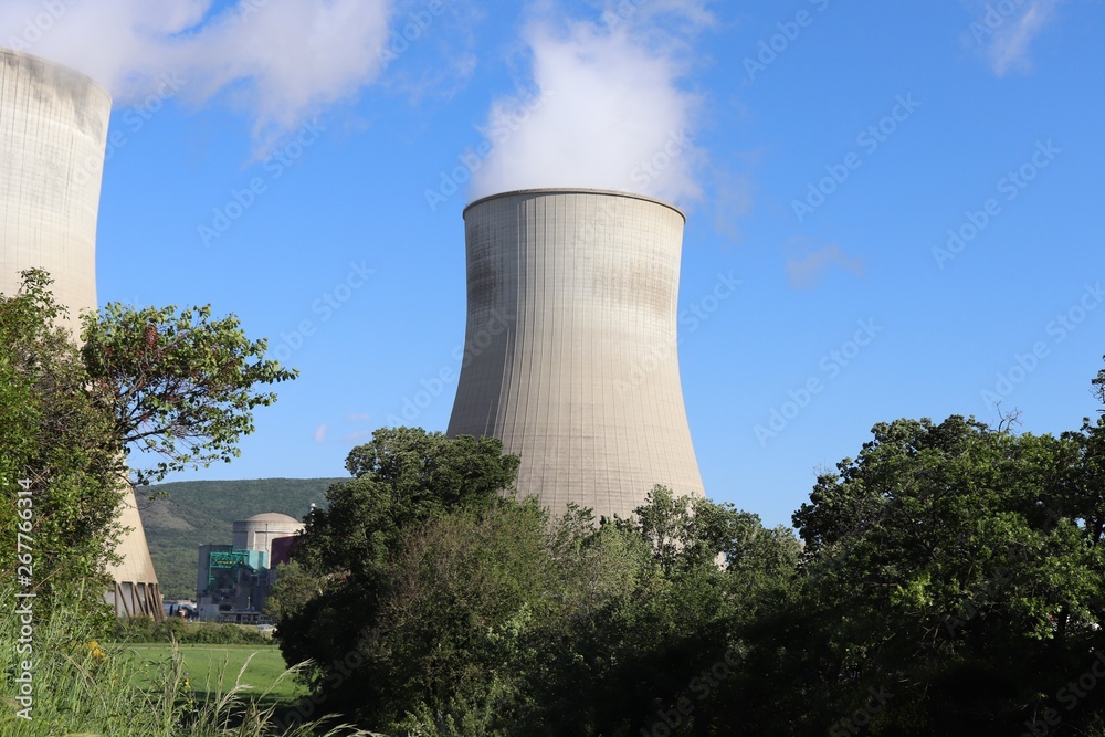 Centrale nucléaire de Cruas en Ardèche - Tours autoréfrigérantes Centrale nucléaire de Cruas en Ardèche - Tours autoréfrigérantes
