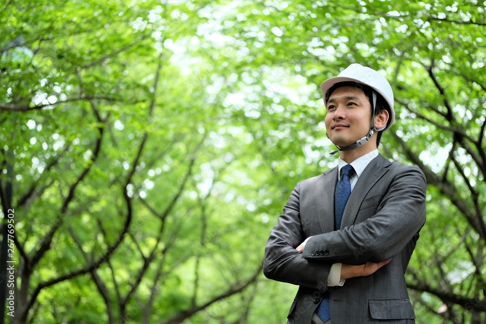 ゼネコン 建築関係の男性 信頼 新緑の公園 二十代 三十代 ゼネコン 建築関係の男性 信頼 新緑の公園 二十代 三十代