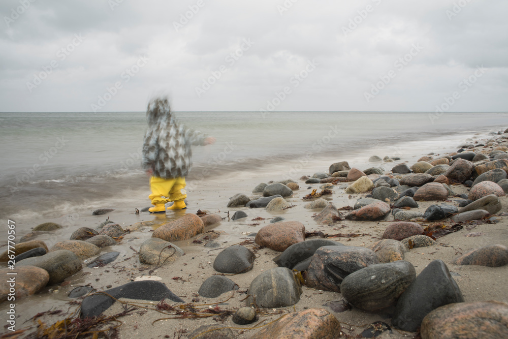 Steine schmeißen am Meer Steine schmeißen am Meer