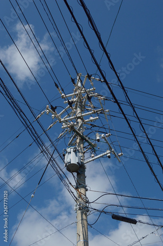 電柱とあらゆる方向にの伸びる電線 © Ta-c