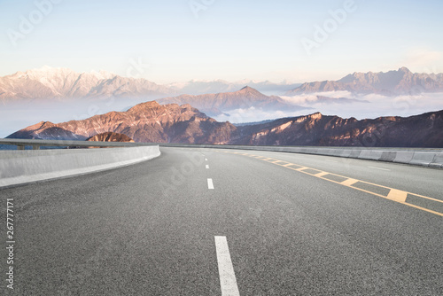 Canvas Print Empty highways and distant mountains