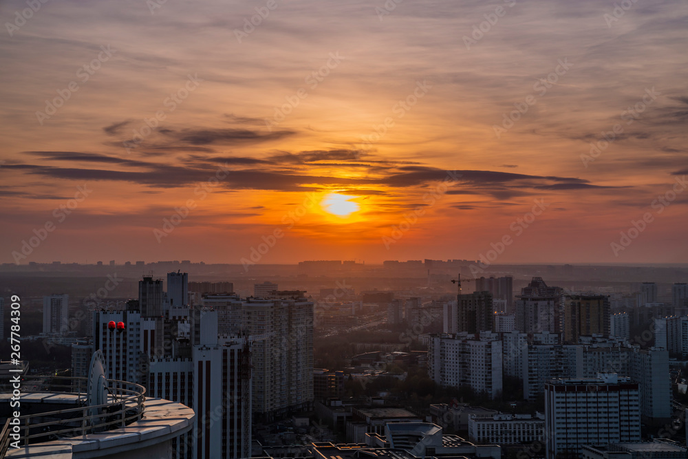 Fototapeta premium Cloudy sunset above the city downtown panorama