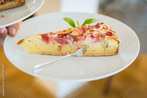 Kuchen mit Rhabarber und Erdbeeren