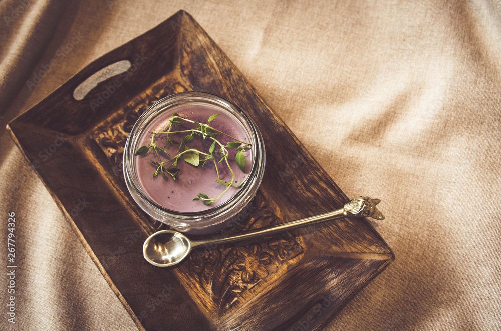 panna cotta jagodowa z rozmarynem