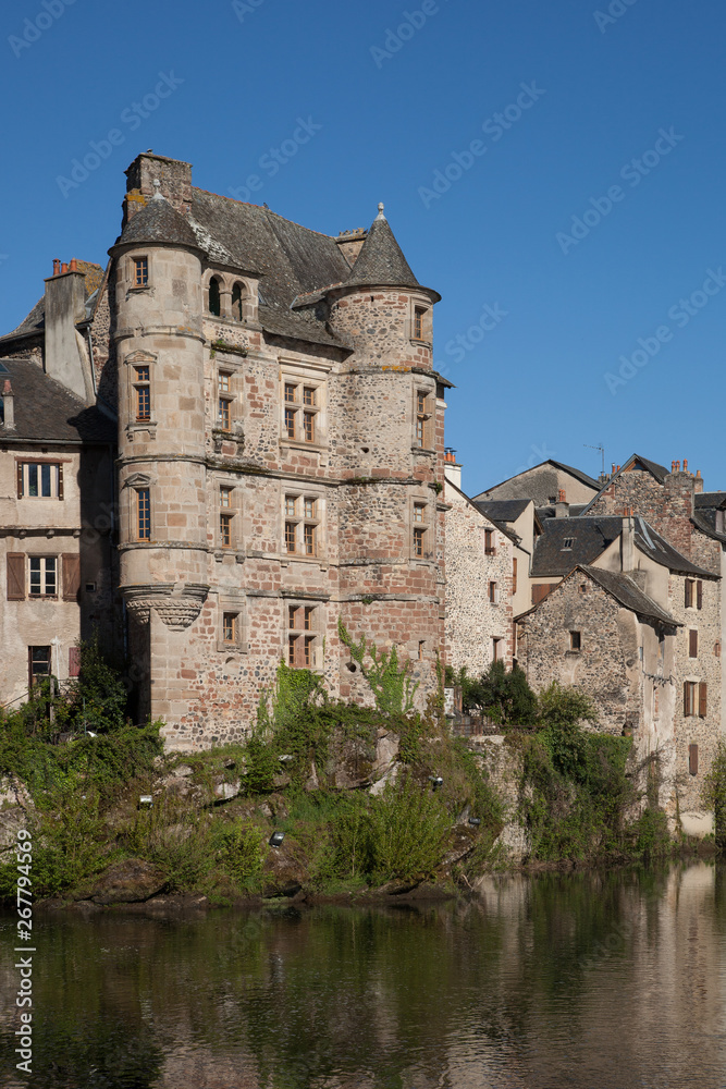 Le vieux palais d'Espalion  au bord du Lot (département de Aveyron)