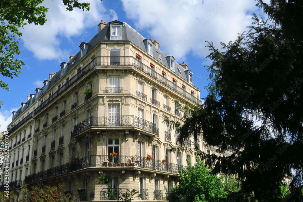 Paris, immeuble ancien en coin avec arbres