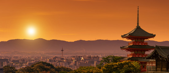 Papier peint photo Kyoto Vue du Kiyomizu-dera au crépuscule  © Paulista