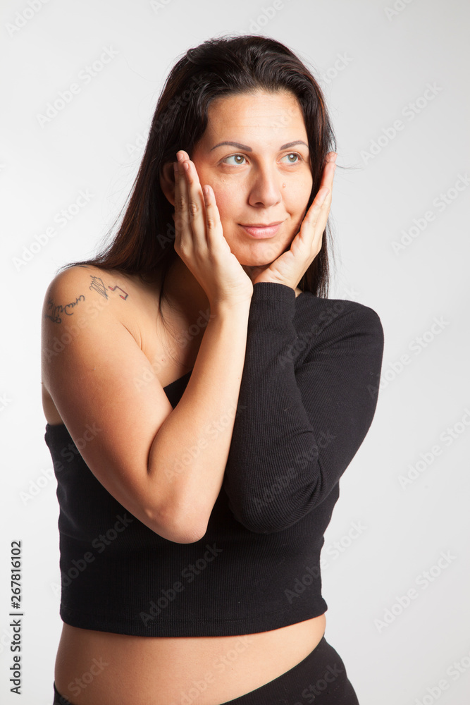 Chica joven reflexionando, mirando al futuro o recordando el asado Chica joven reflexionando, mirando al futuro o recordando el asado