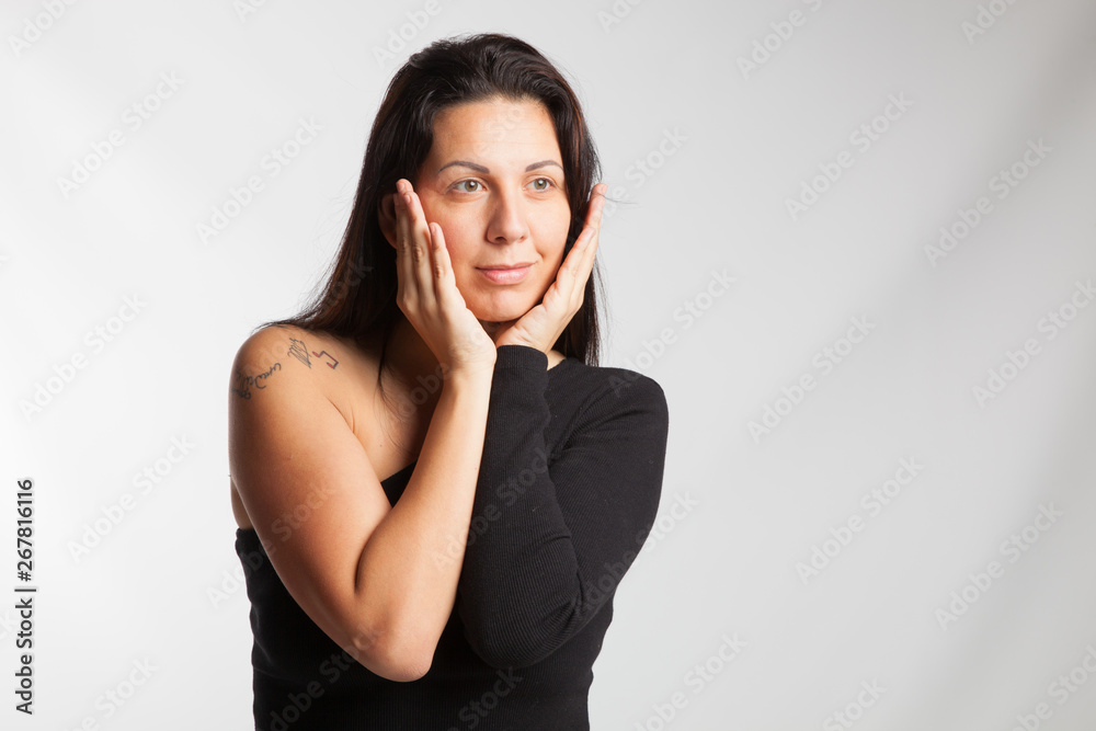Chica joven reflexionando, mirando al futuro o recordando el asado Chica joven reflexionando, mirando al futuro o recordando el asado
