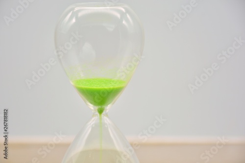 Reloj de arena, con arena verde, dispuesto de diferentes formas
