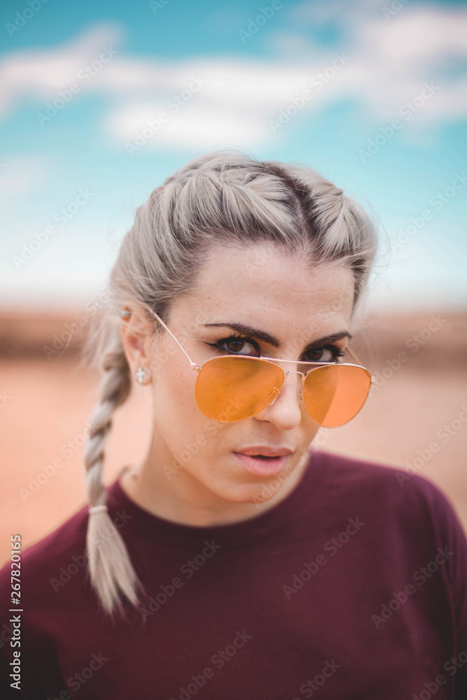 mujer hermosa pelo rubio con gafas amarillas Stock Photo