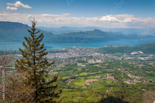 Vue générale d'Aix-les-Bains et du lac du Bourget en Savoie