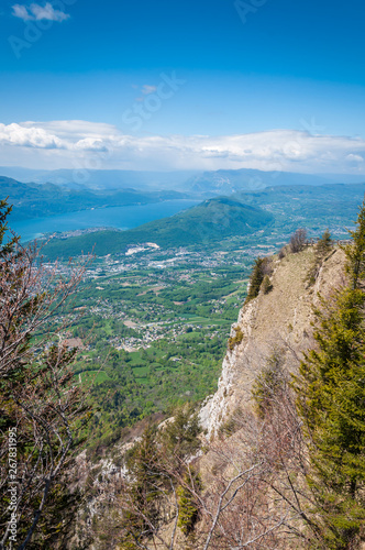 Vue générale d'Aix-les-Bains et du lac du Bourget en Savoie