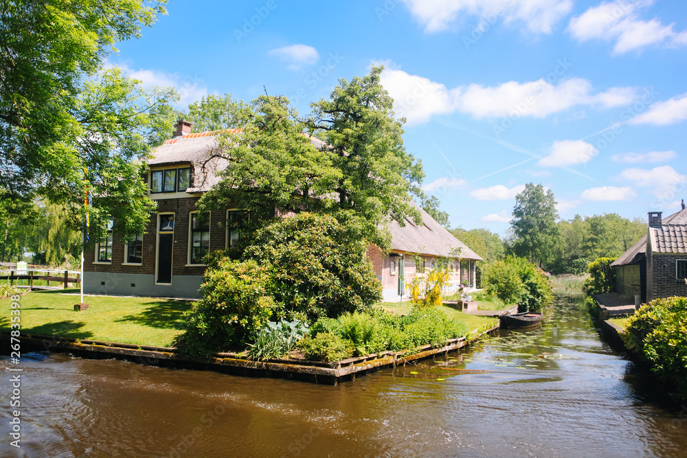 Obraz premium View of famous typical Dutch village Giethoorn with canals in the province of 'Overijssel. The beautiful Traditional Dutch House and gardening city is know as 