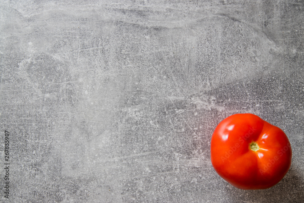 Pomidor czerwony, malinowy na betonie - obrazy, fototapety, plakaty 