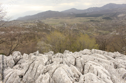 Carstic wedged rocks photo