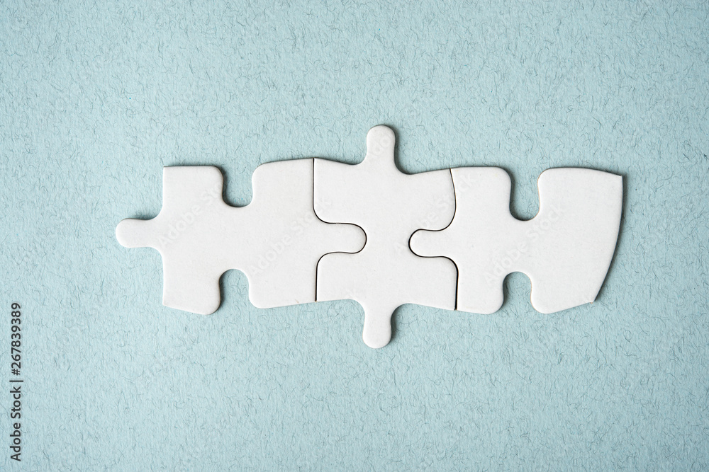 Obraz premium Blank puzzle top view - on blue background