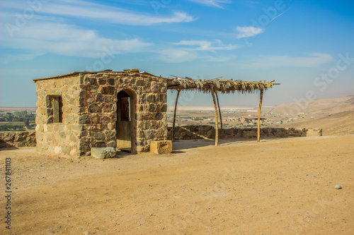 Valokuva poor stone house on a sand stone cliff somewhere in Africa third world country o