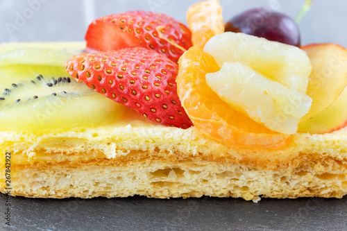 Puff pastry tart and fruits