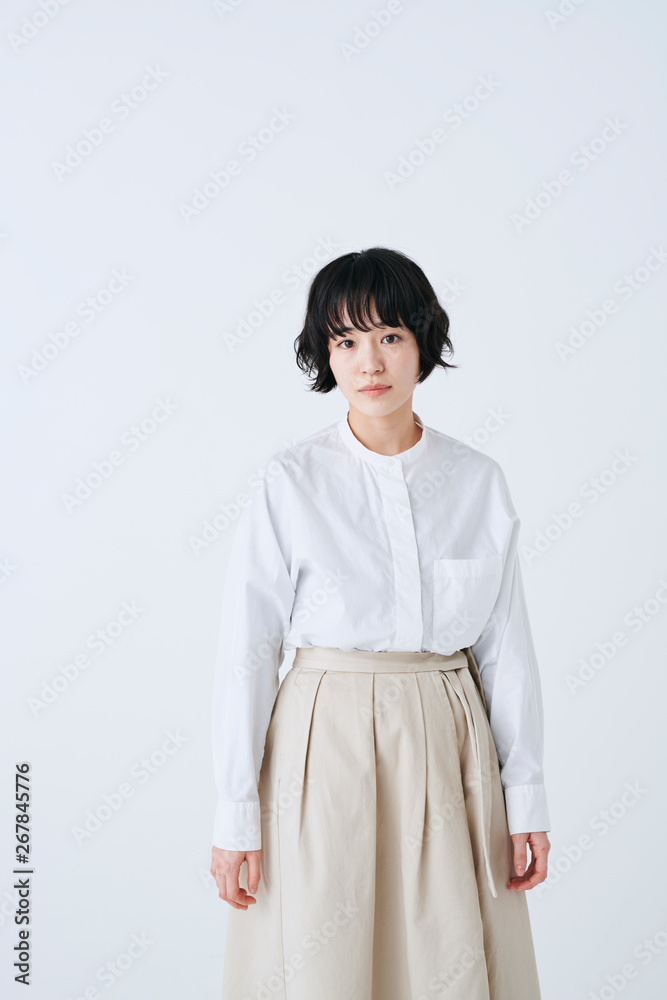 若い女性　ライフスタイル　白背景　