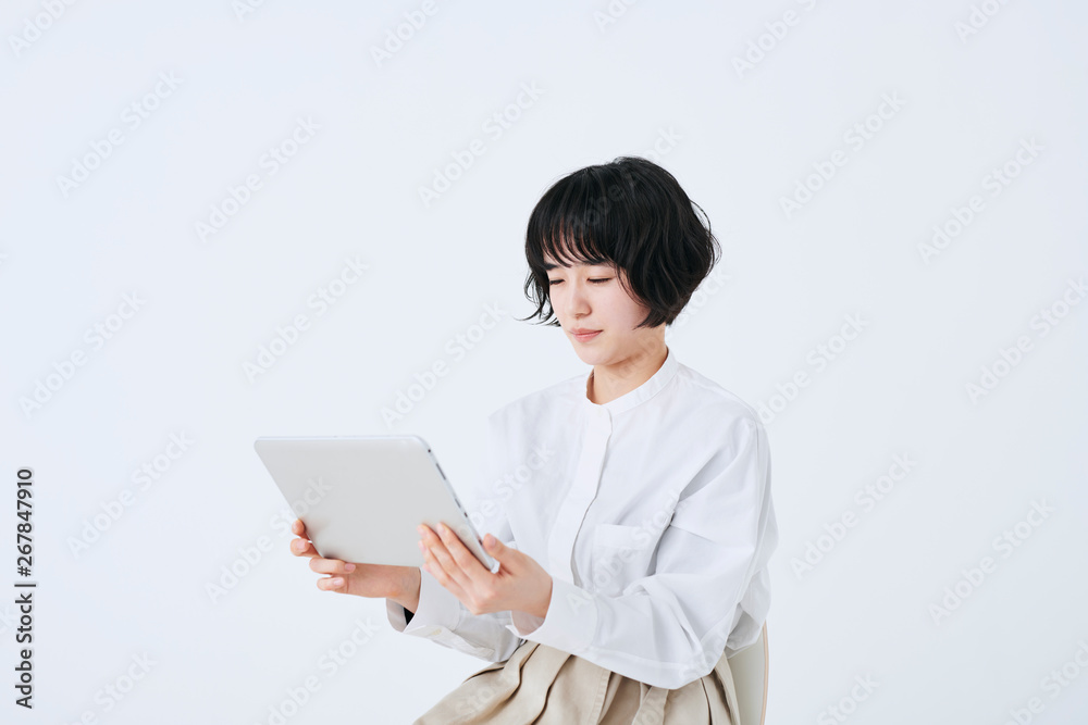 若い女性　ライフスタイル　白背景