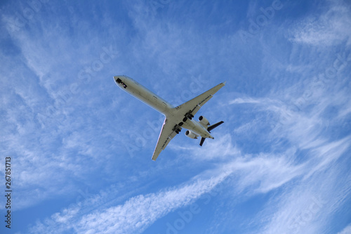 Flugzeug in der Luft im Landeanflug auf Flughafen - Stockfoto